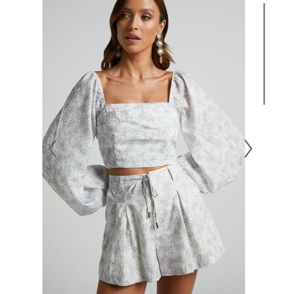 Amalie The Label Women's Linen Blend High Waisted Tailored Shorts In Dolce Fleur - Picture 1 of 8